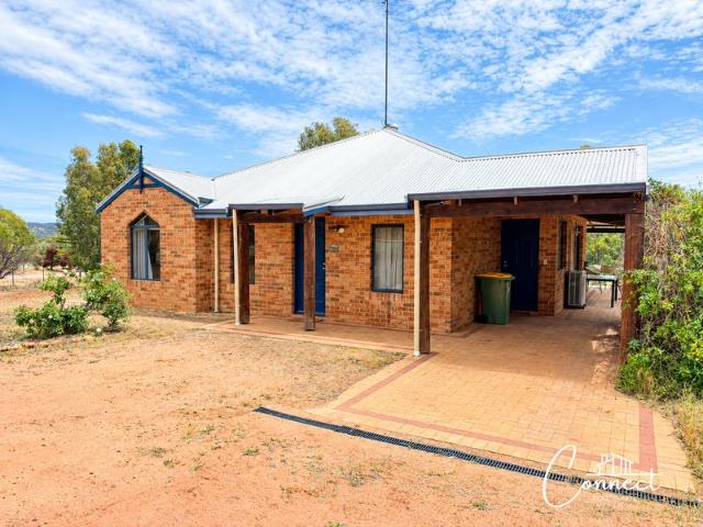 COUNTRY CHARM, SPACE & PEACEFUL LIVING!