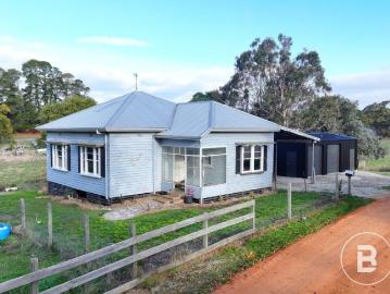 COUNTRY CHARM, SPACE & SHEDDING