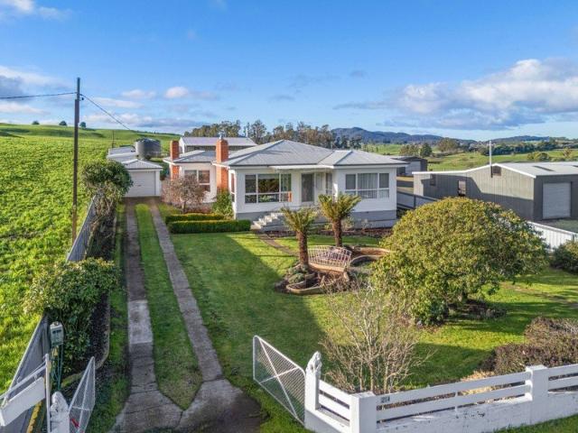 Country Charm, Space & Spectacular Mt Roland Views