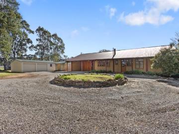 Country Charm, Vineyard Views & Space to Thrive on 5,616m²
