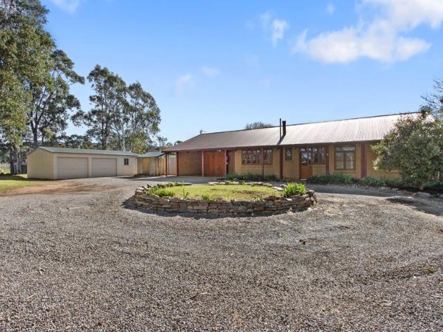 Country Charm, Vineyard Views & Space to Thrive on 5,616m²