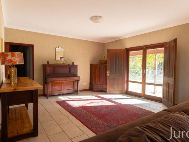 COUNTRY CHARM WITH BREATHTAKING MOUNTAIN VIEWS