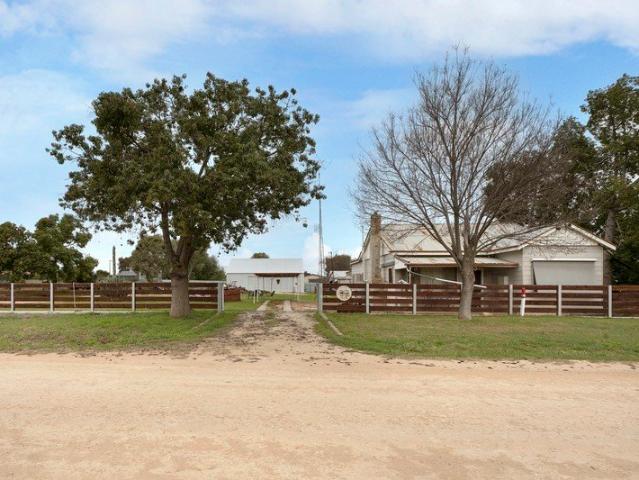 Country Charm with Outstanding Shedding on 2,060m²