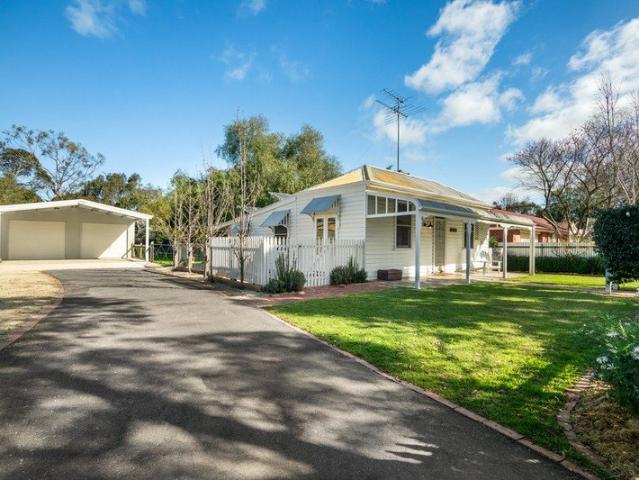 Country Charmer In Town 1026m2