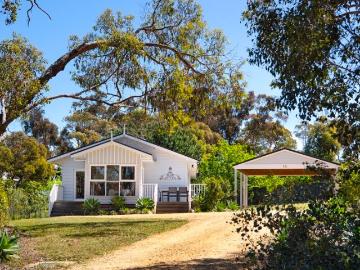 Country chic meets contemporary living in a quiet country lane