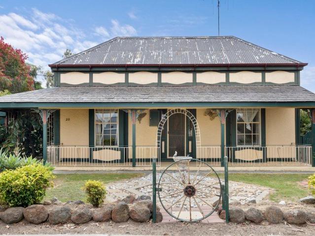Country Cottage Charm, a Short Stroll from Town