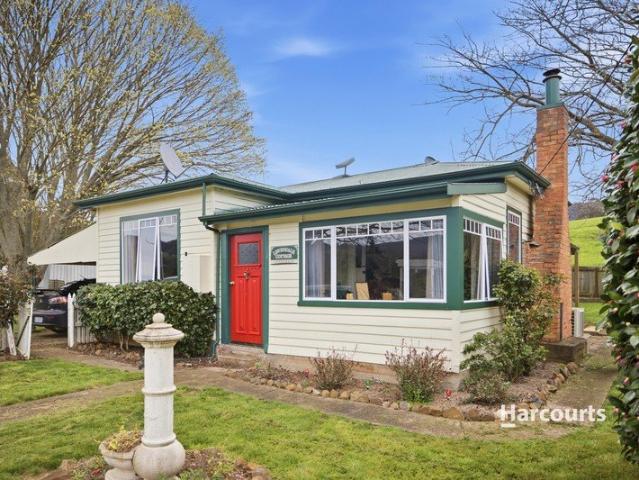Country Cottage Charm in Gunns Plains