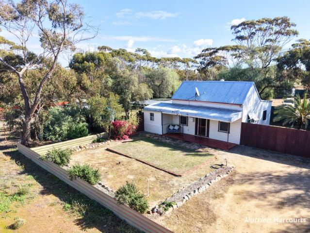 COUNTRY COTTAGE CHARM ON A LARGE 2,580M² BLOCK