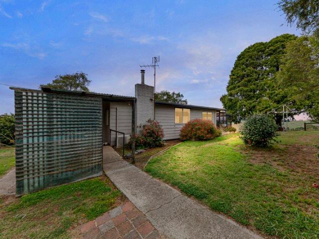 Country Cottage, Large Shed and a Paddock for a Pony