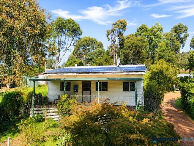 Country Cottage Lifestyle Close to Town !