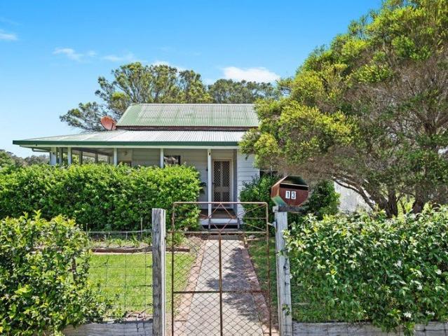 Country Cottage with Room for Horses!