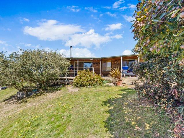 Country Escape with Outstanding Shedding and Serene Bushland Views