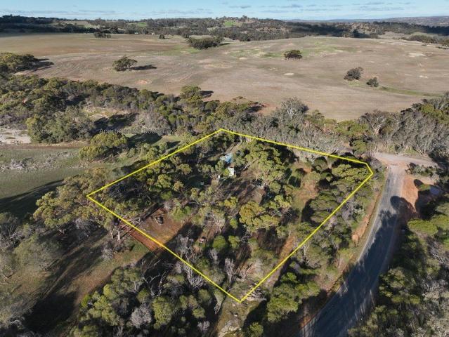 Country Escape with Shed, Solar & Nearly 2 Acres