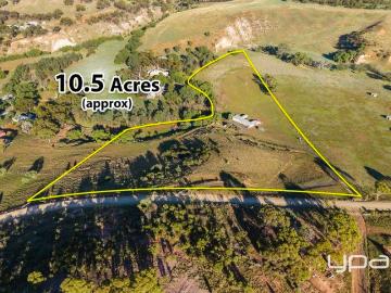 COUNTRY ESCAPE, CLOSE TO ALL AMENITIES