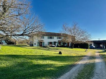 Country Estate: 3 Homes, Lake, Woods, 14ha & 2 Pools