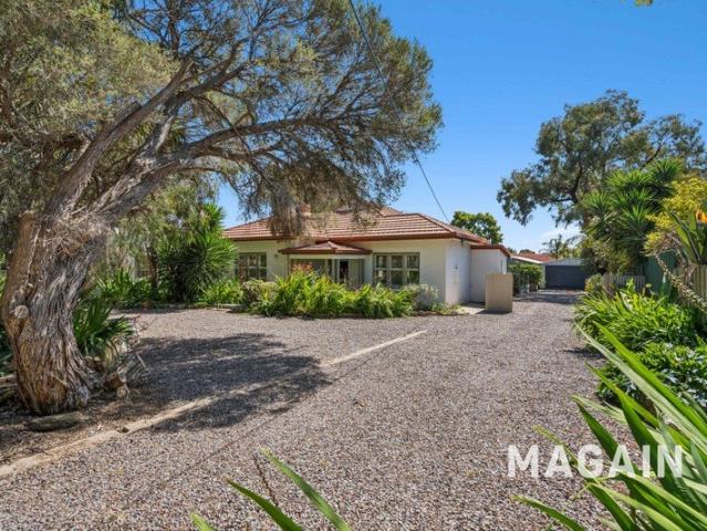 Country Farmhouse Feels on 1790m2 of land