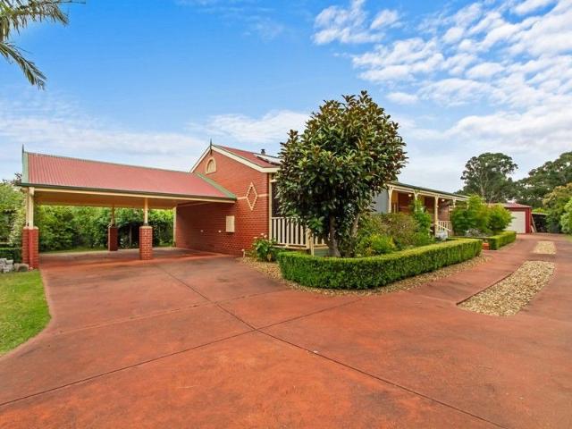 COUNTRY HOMESTEAD NEAR THE TAMBO RIVER
