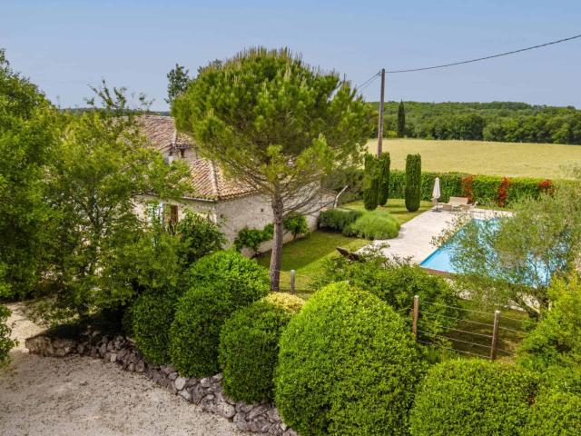 Maison de campagne avec piscine et annexe