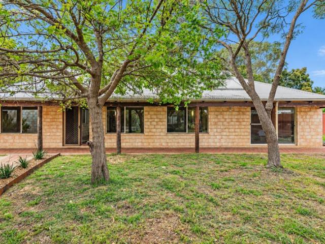 Country Inspired Living Opposite Parkland on large 868sqm block