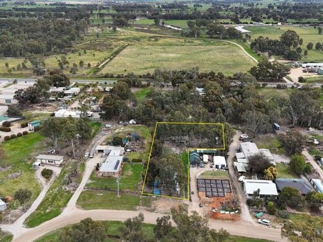 Country Lifestyle, Town Convenience 3,134m² of Possibility!