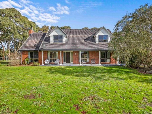 Country Lifestyle with Space and Versatility on Ballarat Fringe