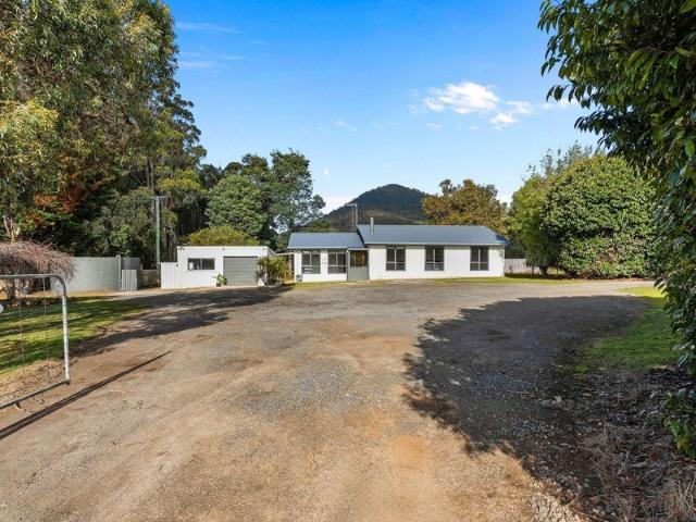 Country Lifestyle and Coastal Convenience