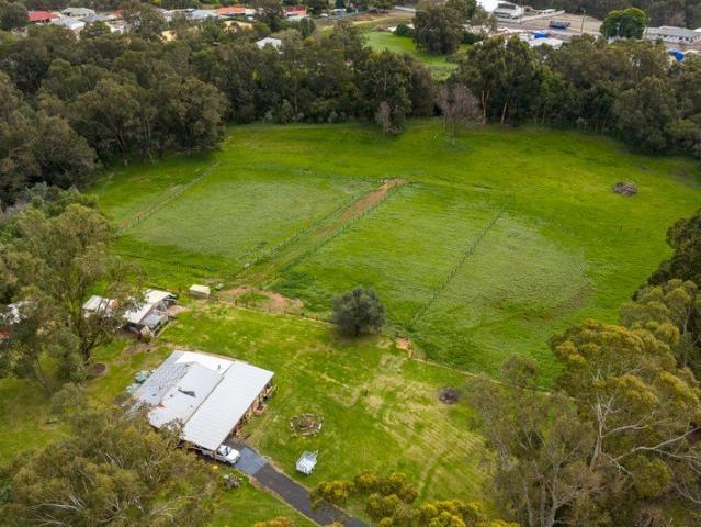 COUNTRY LIFESTYLE IN A PEACEFUL CAPEL SETTING