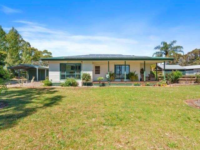 COUNTRY LIFESTYLE LIVING ON APPROX. 2 ACRES