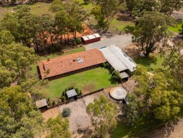 Country living with exceptional equestrian facilities