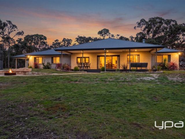 COUNTRY LIVING AT ITS BEST!