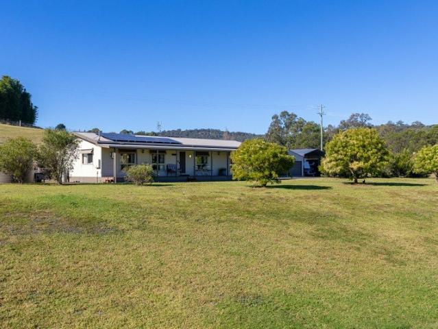 COUNTRY LIVING & CLOSE TO TOWN!