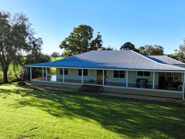 Country Living in Town Private Greenbah Retreat