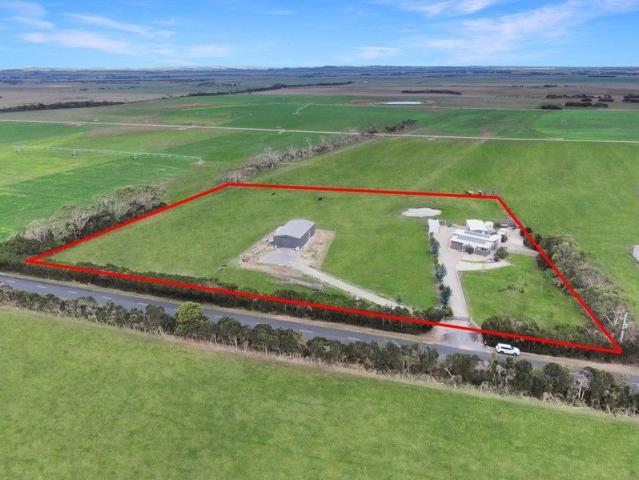 COUNTRY LIVING IN CONVENIENT LOCATION