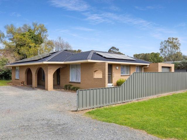 COUNTRY LIVING MADE EASY A BEAUTIFULLY PRESENTED HOME, READ TO MOVE STRAIGHT IN!