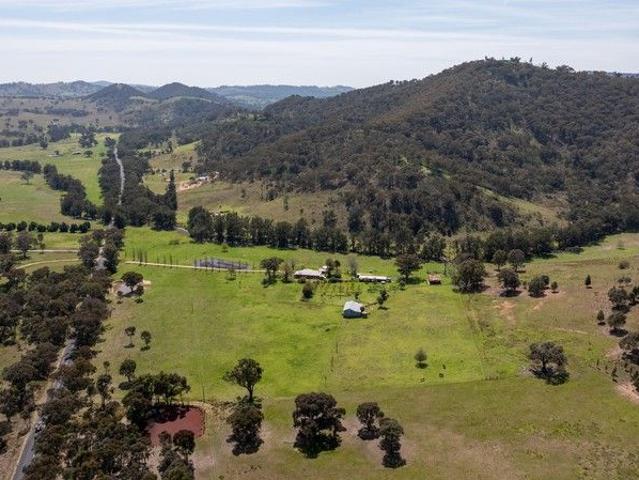 Country Living Period Home with Creek Frontage 25km to Mudgee