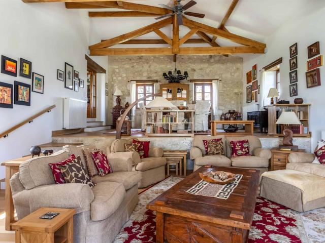 Maison de campagne avec piscine, dépendances, grange, terrai. 300m² Lauzerte