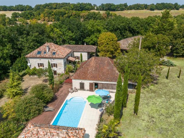Maison de campagne avec piscine, dépendances, grange, terrai. 300m² Lauzerte