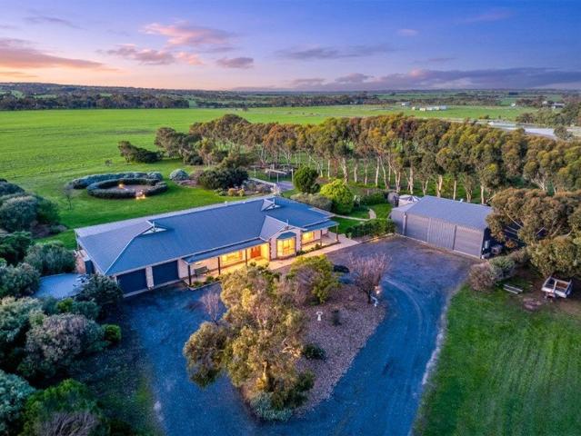 Country Retreat by the Coast: Ultimate Lifestyle Living in Middleton