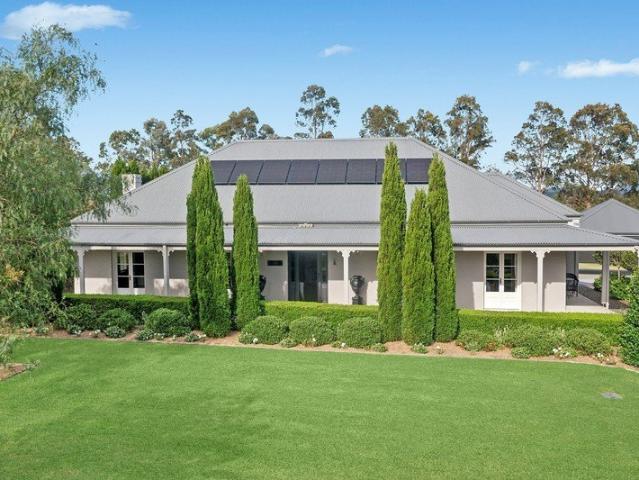 Country Style Home situated in Boutique Vineyard