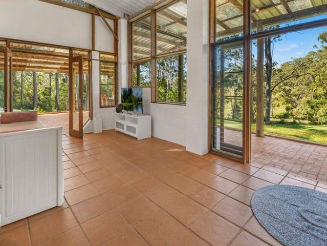 Country style 4 bedroom home on acreage in Beechmont