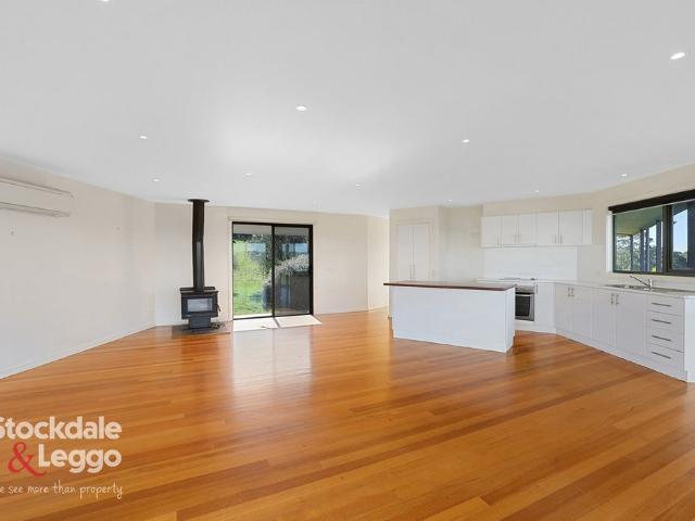 Country Setting 3 Bedroom Home With Views