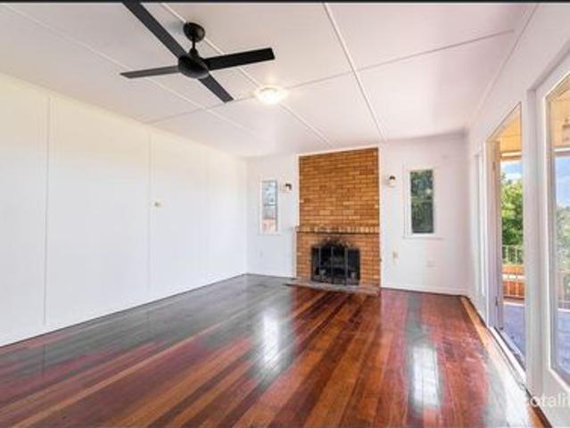 Country/acreage lifestyle /Spacious Family Lowset Brick Home