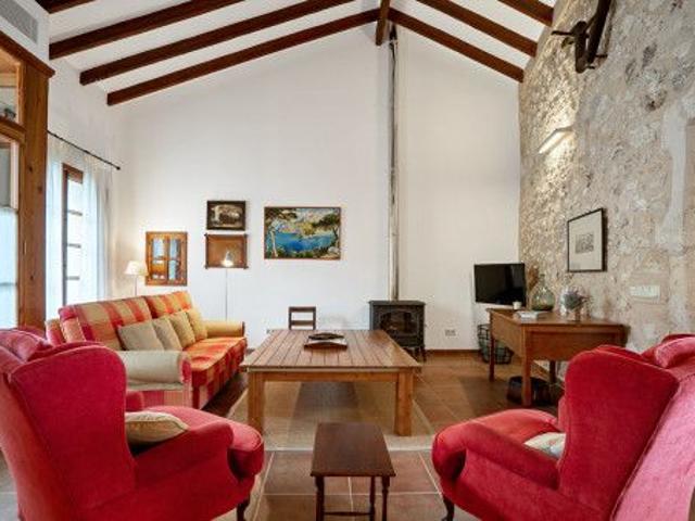 Countryside living in an exclusive property in great privacy with its own pool and full service near Santa Margalida