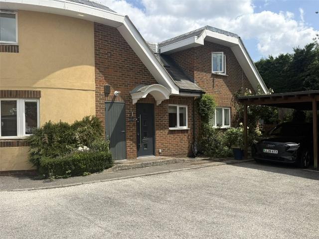County Gate, New Barnet, Hertfordshire EN5, 2 bed detached house to rent, £2,500 pcm | PrimeLocation