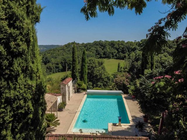 County property with pool and land 251m² Beauville