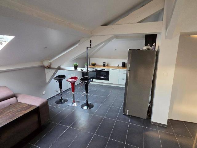 Coup de cœur ! Charmant T2 meublé 55 m² sous combles, ultra lumineux, dans petite copro calme à Oyonnax. 700 € CC, dispo immédiatement