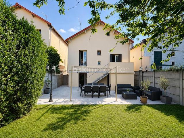 COUP DE CŒUR À AULNAY SOUS BOIS – MAISON INDIVIDUELLE 3 CHAMBRES – GARAGE – JARDIN – GRANDE TERRASSE – À MOINS DE 10 MINUTES À PIED DE LA GARE