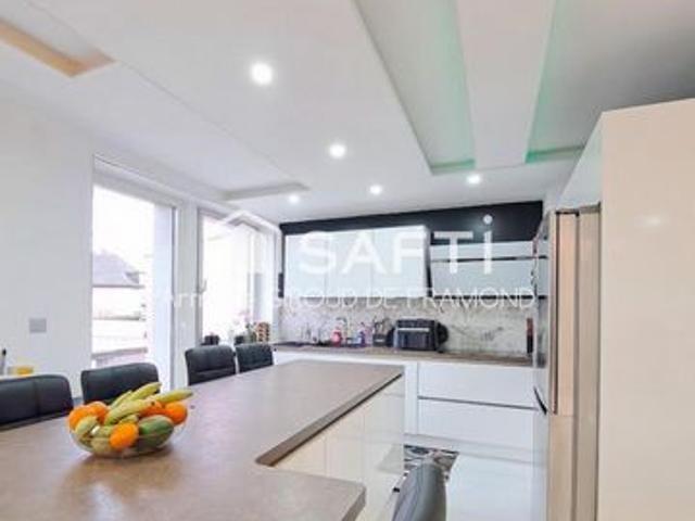 Coup de cœur à Mulhouse dans le quartier prisé du Bas Rebberg limite Brunstatt, belle et vaste maison mitoyenne de 194 m2, 8 pièces, 6 chambres sur terrain de 221 m2 avec terrasse jardin, piscine hors sol, sous sol et garage
