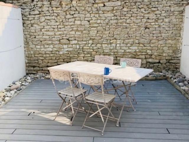 Appartement avec extérieur clos de murs au port de st martin de ré