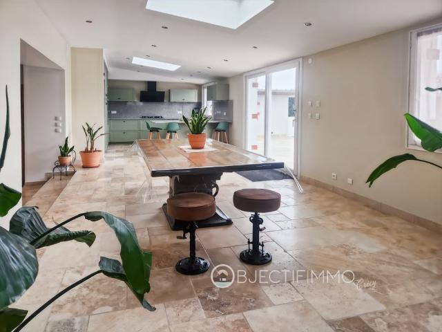 Coup de cœur assuré à Bouleurs: Superbe maison familiale de 250m² avec jardin à la location